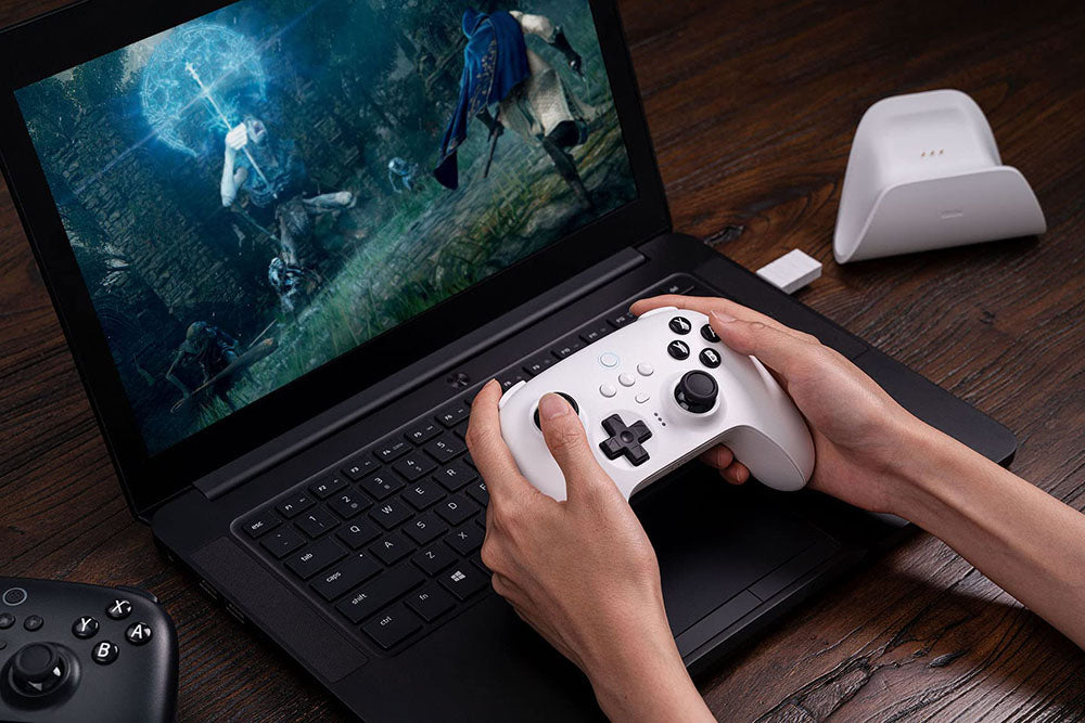 Herní ovladač 8Bitdo Ultimate s nabíjecí stanicí, joystickem s Hallovým senzorem, kompatibilním se Switch, Windows a Steam Deck - bílý