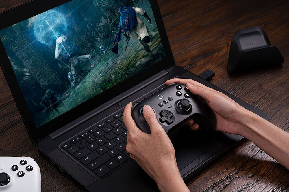 Herní ovladač 8Bitdo Ultimate s nabíjecí stanicí, joystickem s Hallovým senzorem, kompatibilním se Switch, Windows a Steam Deck - bílý