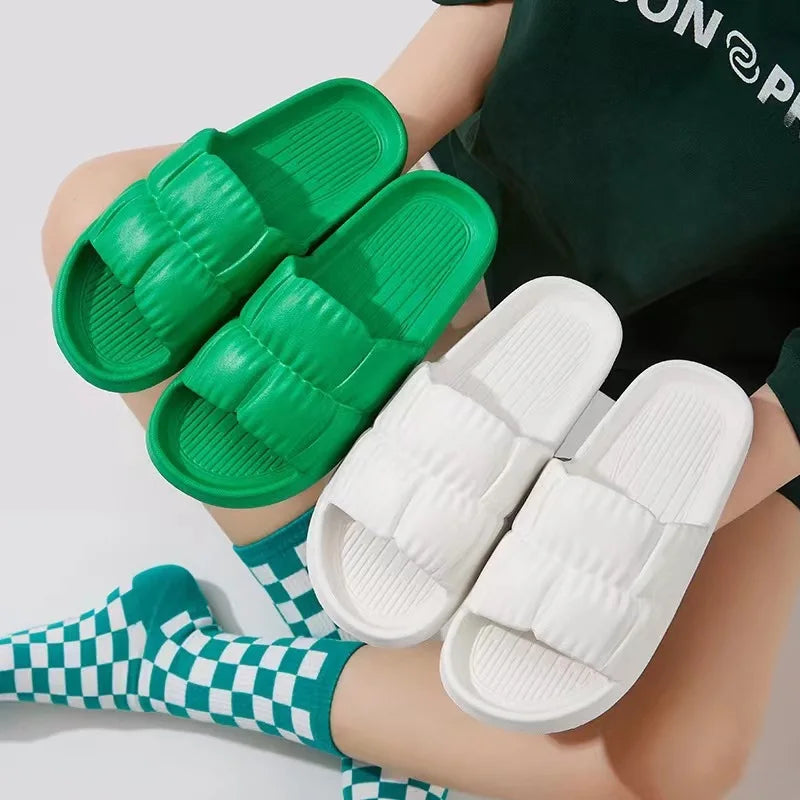 2024 Muži Ženy Měkká podrážka Cloud Pantofle Silná platforma Vnitřní Venkovní plážové sandály Letní EVA Žabky proti skluzu