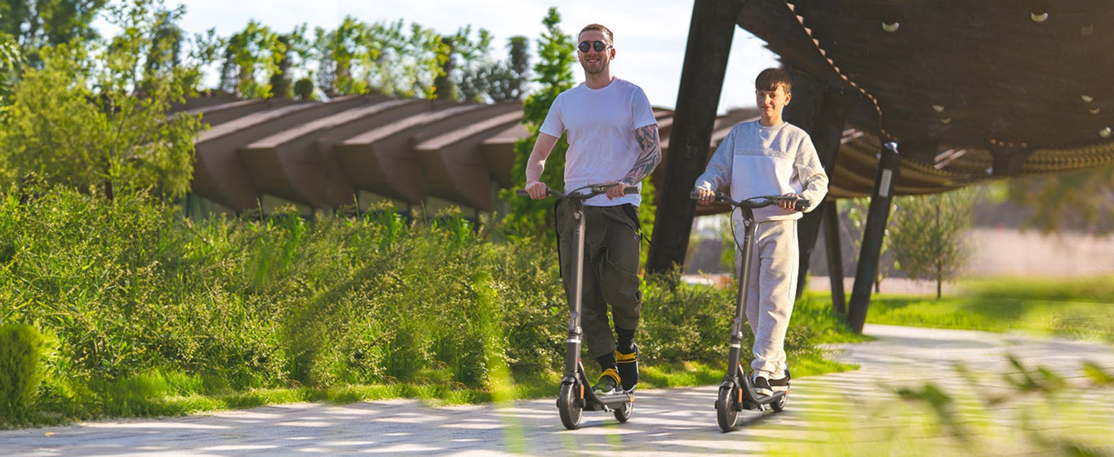 Elektrická koloběžka Atomi E20, 8,5 palce, vzduchové pneumatiky, motor 250 W (max. výkon 500 W), baterie 36 V 7,5 Ah, dojezd 30 km, dvojitá brzda, 120 kg