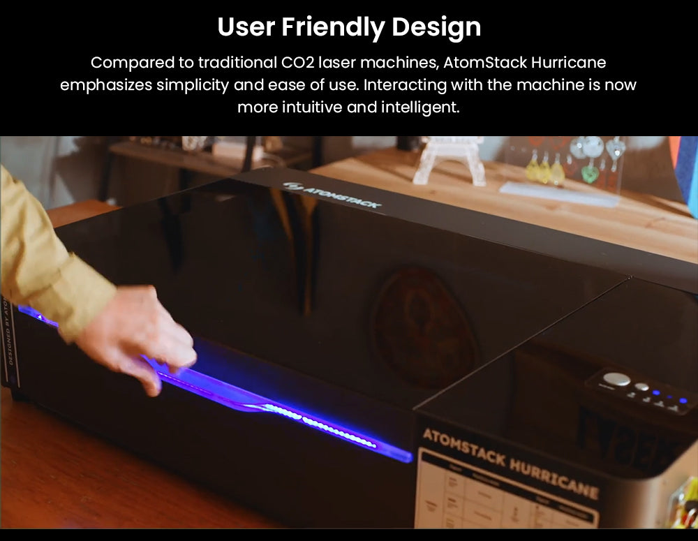 Laserová gravírka ATOMSTACK Hurricane CO2 třídy 1, výkon 55 W, přesnost 0,01 mm, rychlost gravírování 600 mm/s, 500*300 mm, viditelný červený indikátor, 5MP kamera, automatický hasicí přístroj, systém odvodu kouře