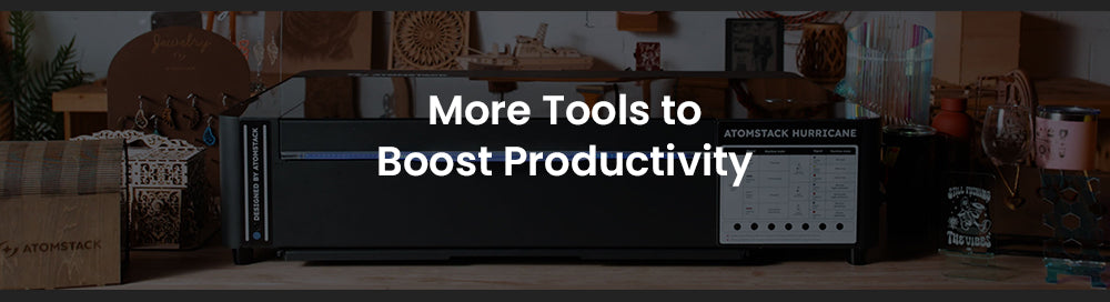 Laserová gravírka ATOMSTACK Hurricane CO2 třídy 1, výkon 55 W, přesnost 0,01 mm, rychlost gravírování 600 mm/s, 500*300 mm, viditelný červený indikátor, 5MP kamera, automatický hasicí přístroj, systém odvodu kouře