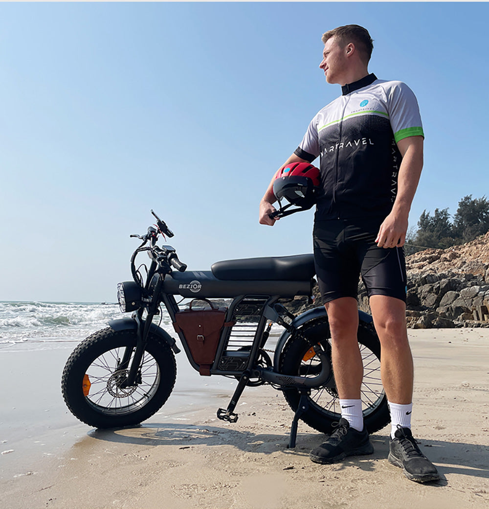 Elektrokolo BEZIOR XF006, motor 1200 W, baterie 48 V 23,2 Ah, pneumatiky 20 x 4,0 palce, maximální rychlost 47 km/h, dojezd 100 km, hydraulické olejové brzdy, pružinové odpružení, řazení Shimano 7 rychlostí, LCD displej