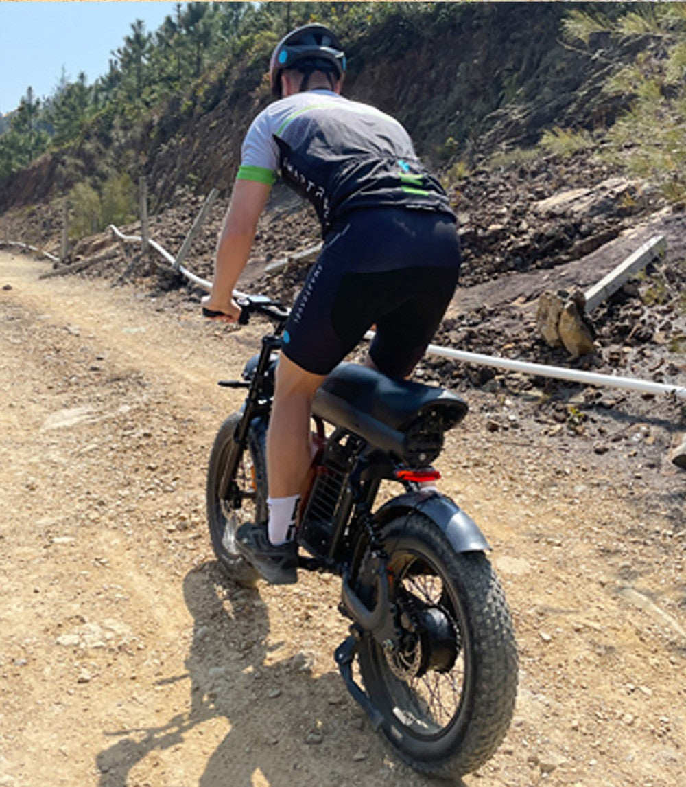 Elektrokolo BEZIOR XF006, motor 1200 W, baterie 48 V 23,2 Ah, pneumatiky 20 x 4,0 palce, maximální rychlost 47 km/h, dojezd 100 km, hydraulické olejové brzdy, pružinové odpružení, řazení Shimano 7 rychlostí, LCD displej