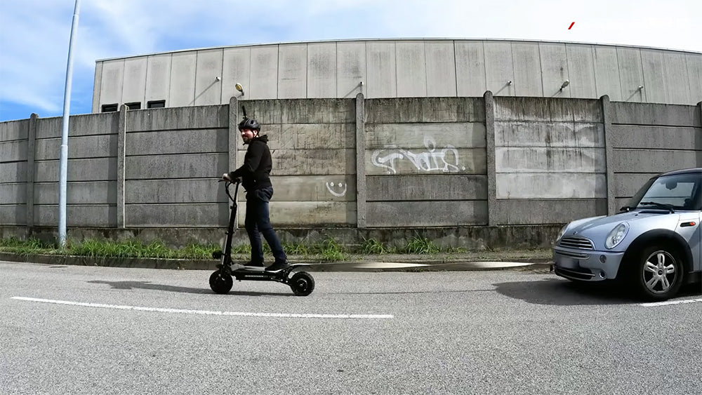 Elektrická koloběžka BOYUEDA S3-11, motor 3000 W*2, maximální rychlost 85 km/h, baterie 2280 Wh, dojezd až 120 km, 11palcová vakuová terénní pneumatika s pilovitým profilem, dvojité hydraulické kotoučové brzdy, hydraulické tlumení, stoupavý LCD displej, osvětlení všech kol a směrové světlo.