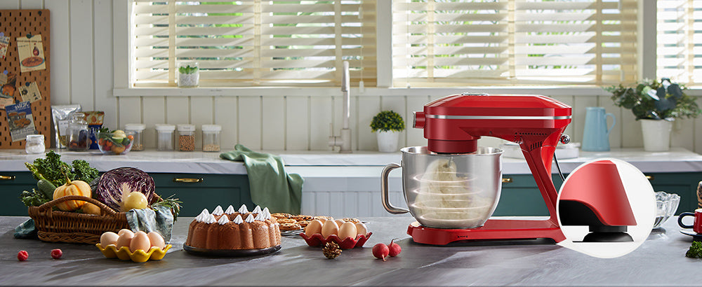 Kuchyňský stolní robot Chefree M500, nerezová mísa o objemu 7 l, 10 rychlostních stupňů, 3 míchací nástavce, výkon 1800 W, červený