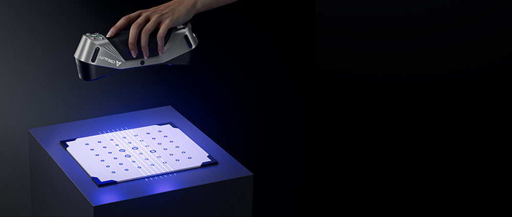 3D skener Creality Raptor, hybridní modrý laser NIR, rychlost skenování 60 snímků za sekundu, objekty o velikosti 5–2000 mm, 24bitové plnobarevné skenování, přesnost 0,02 mm, ochrana proti otřesům