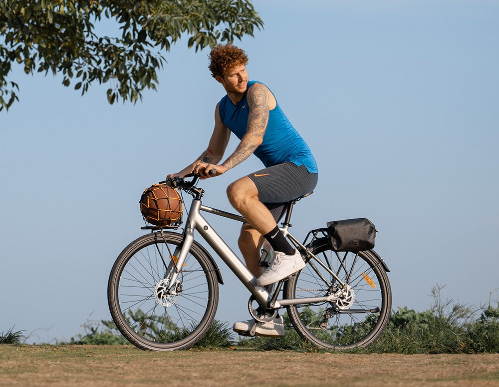 Elektrokolo DYU Stroll 1, motor 250 W, baterie 36 V 9 Ah, pneumatiky CST 700*38C, maximální rychlost 25 km/h, dojezd 100 km, dvojitá hydraulická kotoučová brzda, řazení Shimano 7 rychlostí, LED displej - stříbrné