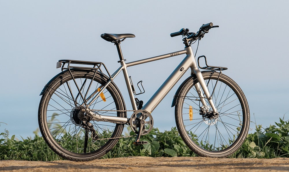 Elektrokolo DYU Stroll 1, motor 250 W, baterie 36 V 9 Ah, pneumatiky CST 700*38C, maximální rychlost 25 km/h, dojezd 100 km, dvojitá hydraulická kotoučová brzda, řazení Shimano 7 rychlostí, LED displej - stříbrné