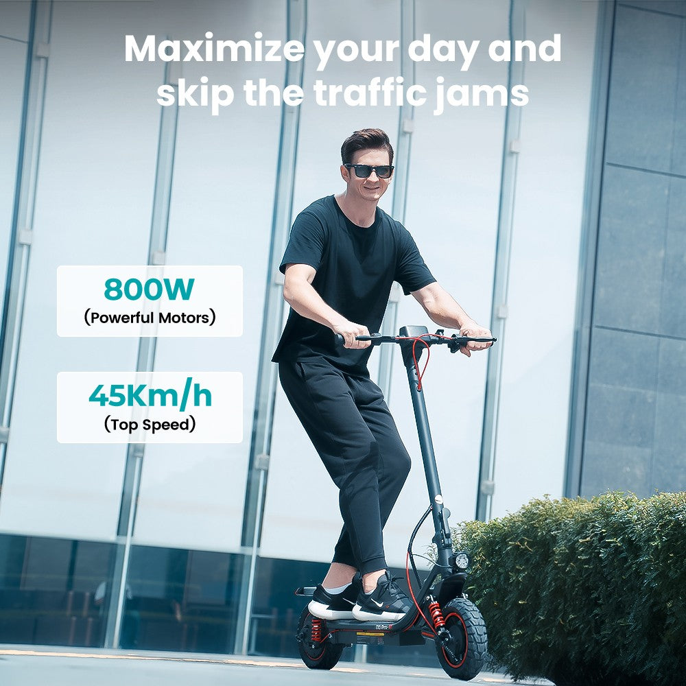 Elektrická koloběžka iScooter i10 Pro, motor 800 W, baterie 48 V 15 Ah, 10palcové pneumatiky, maximální rychlost 45 km/h, dojezd 60 km, elektronická a bubnová brzda, odpružení vpředu a vzadu, LED displej, ovládání aplikací