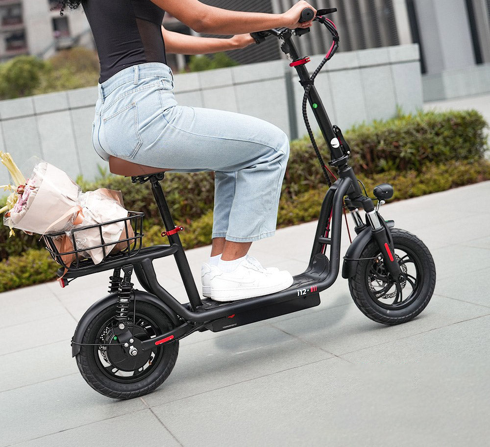 Elektrická koloběžka iScooter i12 se sedadlem a zadním košíkem, motor 500 W, baterie 36 V 7,5 Ah, 12palcová pneumatika, maximální rychlost 25 km/h, maximální dojezd 35 km, dvojité kotoučové brzdy, dvojité tlumení nárazů