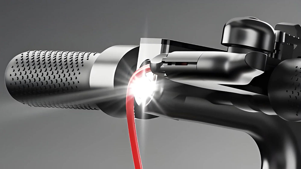 Elektrická koloběžka iScooter i9M, motor 500 W, baterie 42 V 7,5 Ah, 10palcové pneumatiky, maximální rychlost 35 km/h, dojezd 30 km, přední elektronická brzda a zadní kotoučová brzda, ovládání aplikací, LCD displej