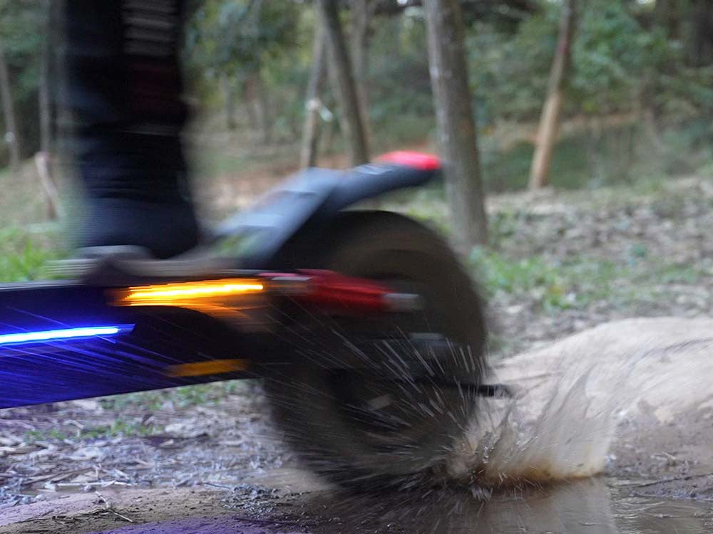 Elektrická koloběžka iScooter IX4, 10" voštinové pneumatiky, motor 800 W, maximální rychlost 45 km/h, baterie 48 V 15 Ah, dojezd 40–45 km, ovládání pomocí aplikace