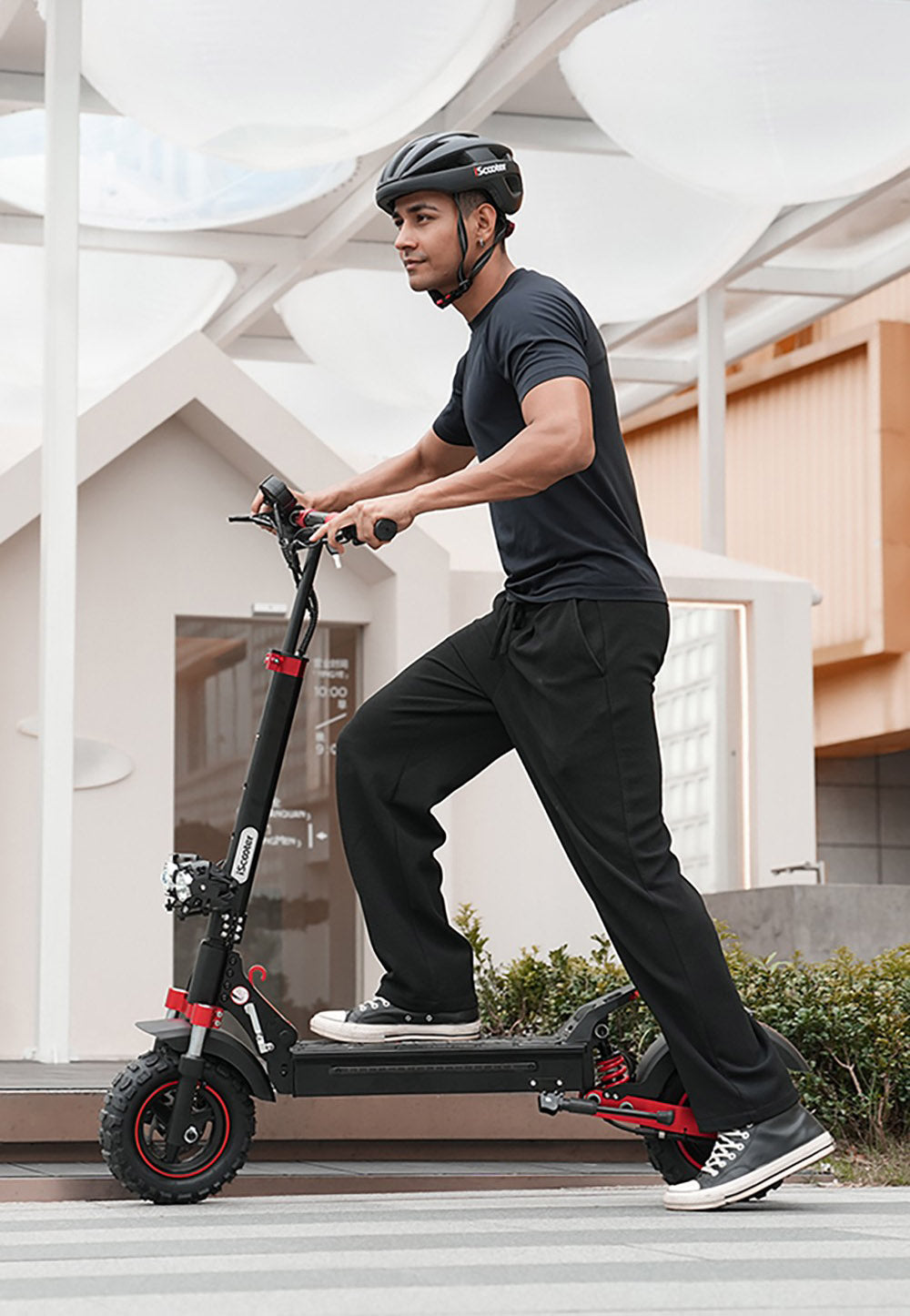 Elektrická koloběžka iScooter iX5S, motor 1000 W, baterie 48 V 15 Ah, pneumatiky 10 palců, maximální rychlost 25 km/h, dojezd 65 km, dvojité kotoučové brzdy, přední a zadní tlumiče