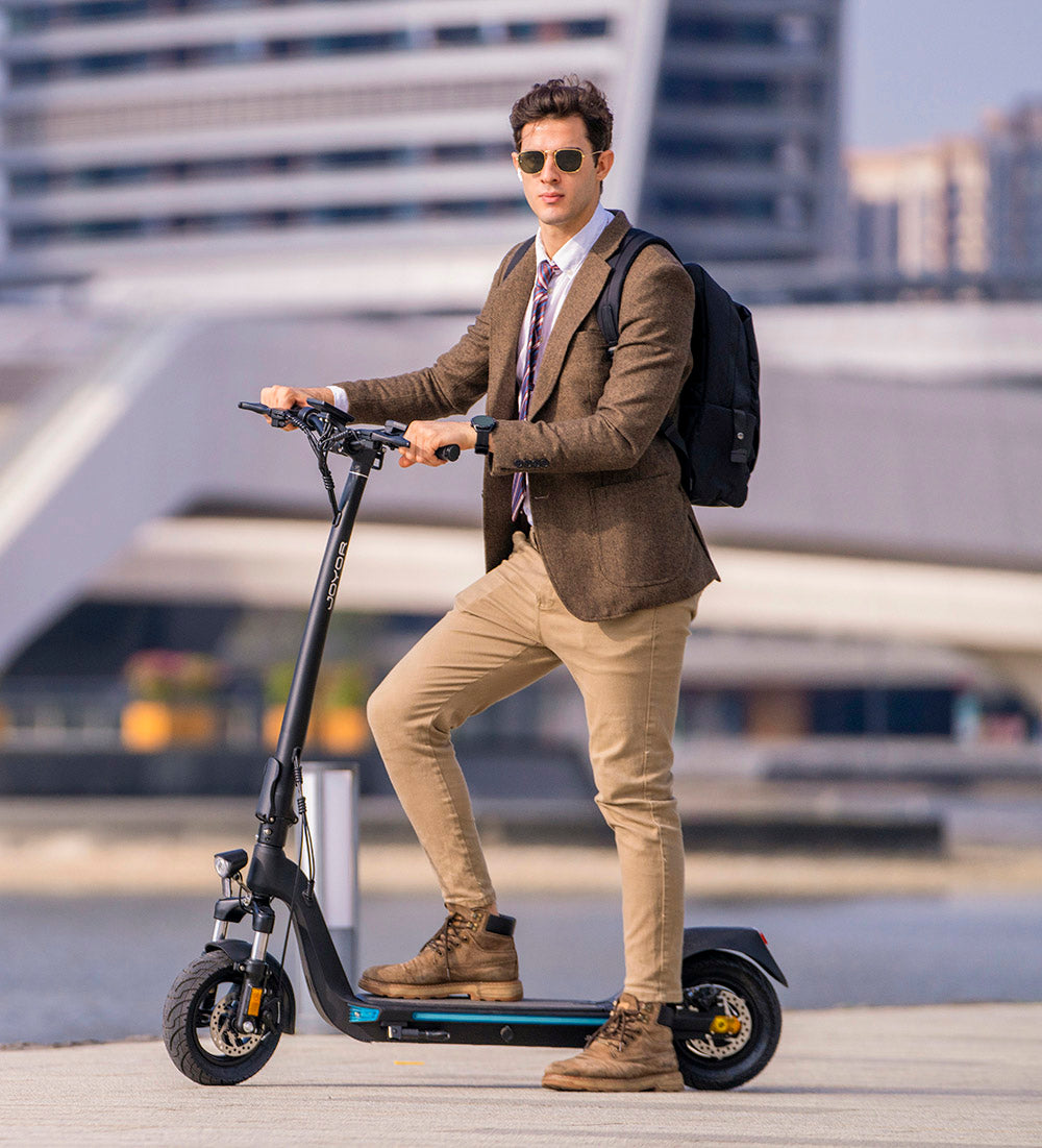 Elektrická koloběžka JOYOR C10, motor 500 W, baterie 48 V 10,4 Ah, pneumatiky 10 palců, maximální rychlost 45 km/h, dojezd 30–50 km, maximální zatížení 120 kg, přední a zadní kotoučová brzda