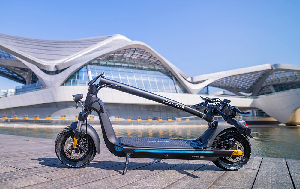 Elektrická koloběžka JOYOR C10, motor 500 W, baterie 48 V 10,4 Ah, pneumatiky 10 palců, maximální rychlost 45 km/h, dojezd 30–50 km, maximální zatížení 120 kg, přední a zadní kotoučová brzda