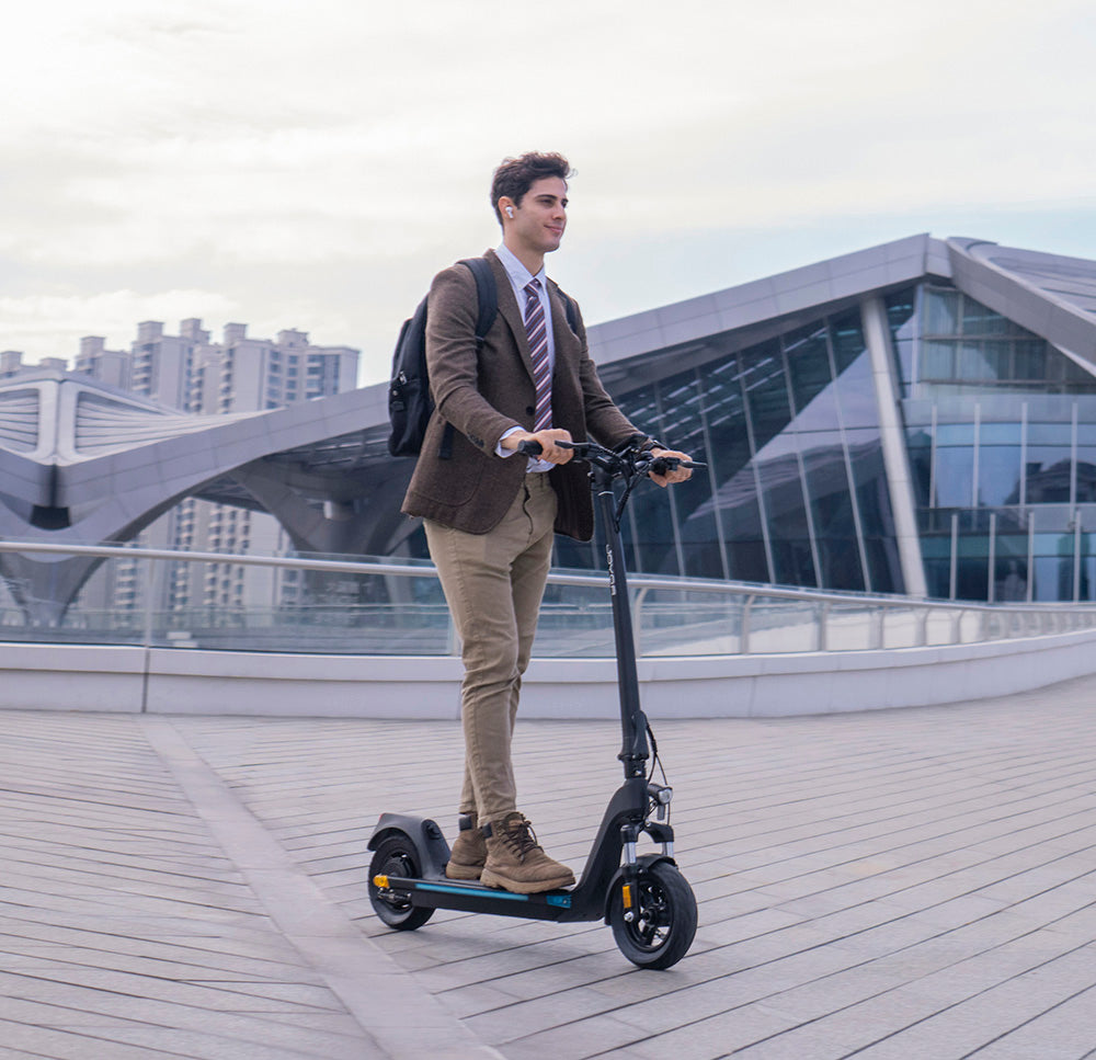 Elektrická koloběžka JOYOR C10, motor 500 W, baterie 48 V 10,4 Ah, pneumatiky 10 palců, maximální rychlost 45 km/h, dojezd 30–50 km, maximální zatížení 120 kg, přední a zadní kotoučová brzda