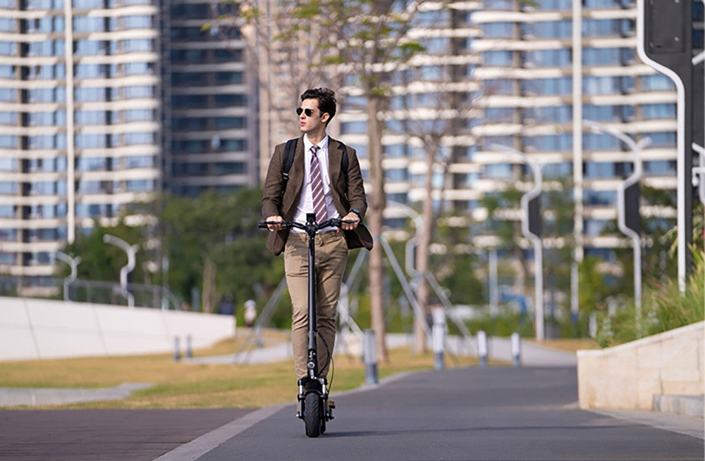 Elektrická koloběžka JOYOR C10E, certifikace ABE, motor 500 W, baterie 48 V 10,4 Ah, 10palcové pneumatiky, maximální rychlost 20 km/h, dojezd 40 km, přední a zadní kotoučová brzda, přední tlumič nárazů