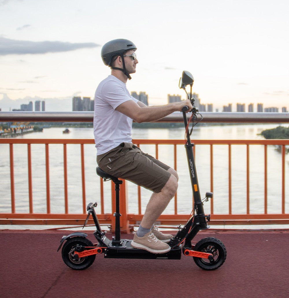 Elektrická koloběžka JOYOR S8E, motor 800 W, baterie 48 V 26 Ah, 10palcové pneumatiky, maximální rychlost 45 km/h, dojezd 80 km, přední a zadní kotoučová brzda, přední a zadní tlumič pérování