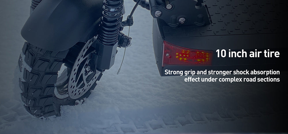 Elektrická koloběžka Joyor Y6-S se sedadlem, motor 500 W, baterie 48 V 18 Ah, pneumatiky 10 palců, maximální rychlost 25 km/h, dojezd 60 km, přední a zadní kotoučové brzdy, tlumič nárazů vpředu a hydraulický tlumič nárazů vzadu.