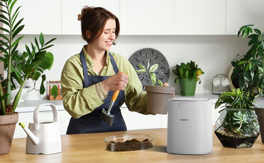 Kuchyňský kompostér karfo UF006-EC, objem 2,5 l, automatické ovládání jedním tlačítkem, promění potravinový odpad v hnojivo pro rostliny, bílý