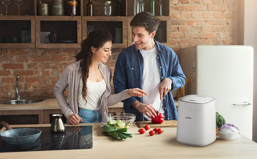 Kuchyňský kompostér karfo UF006-EC, objem 2,5 l, automatické ovládání jedním tlačítkem, promění potravinový odpad v hnojivo pro rostliny, bílý