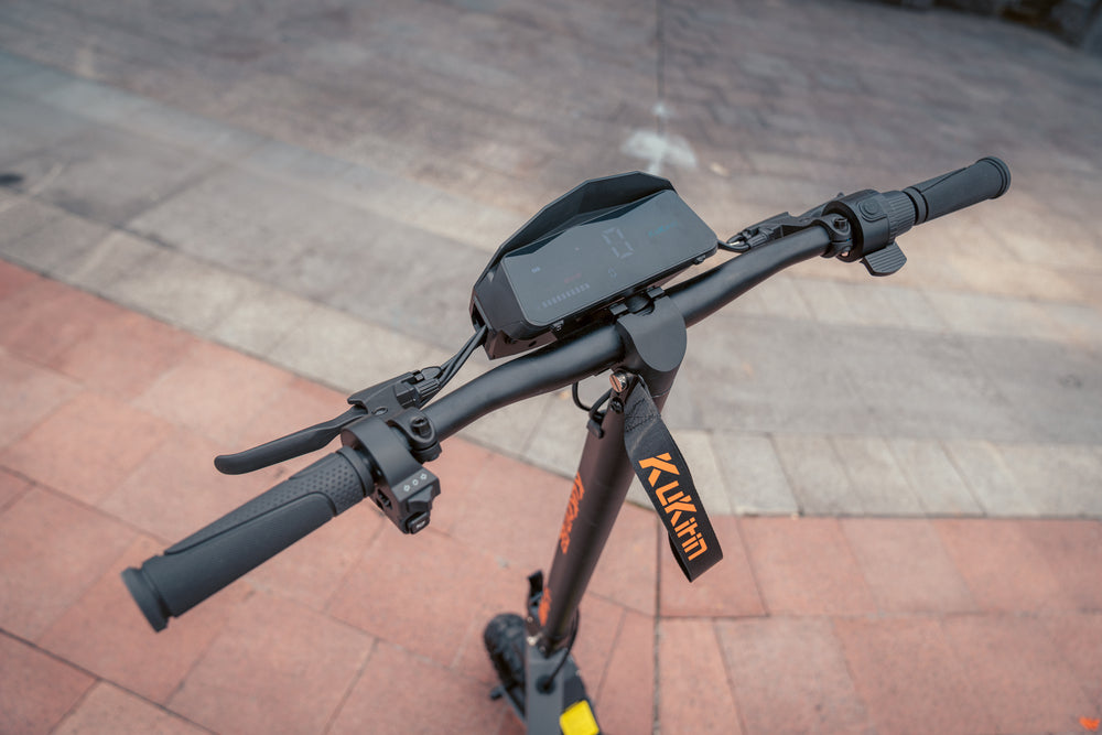 Skládací elektrická koloběžka Kukirin G2, motor 800 W, baterie 48 V, 15 Ah, pneumatiky 10 palců, maximální rychlost 45 km/h, dojezd 55 km, dotykový displej, kotoučová brzda, 7 světelných signálů - černá