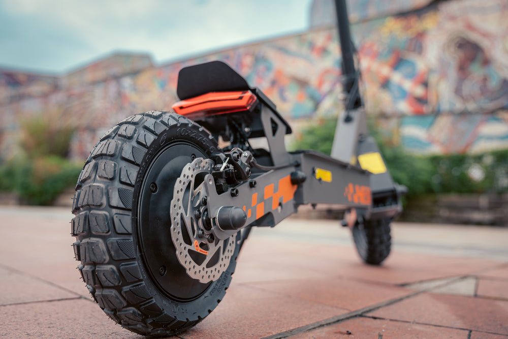 Skládací elektrická koloběžka Kukirin G2, motor 800 W, baterie 48 V, 15 Ah, pneumatiky 10 palců, maximální rychlost 45 km/h, dojezd 55 km, dotykový displej, kotoučová brzda, 7 světelných signálů - černá