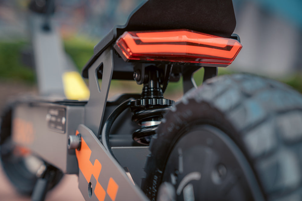 Skládací elektrická koloběžka Kukirin G2, motor 800 W, baterie 48 V, 15 Ah, pneumatiky 10 palců, maximální rychlost 45 km/h, dojezd 55 km, dotykový displej, kotoučová brzda, 7 světelných signálů - černá