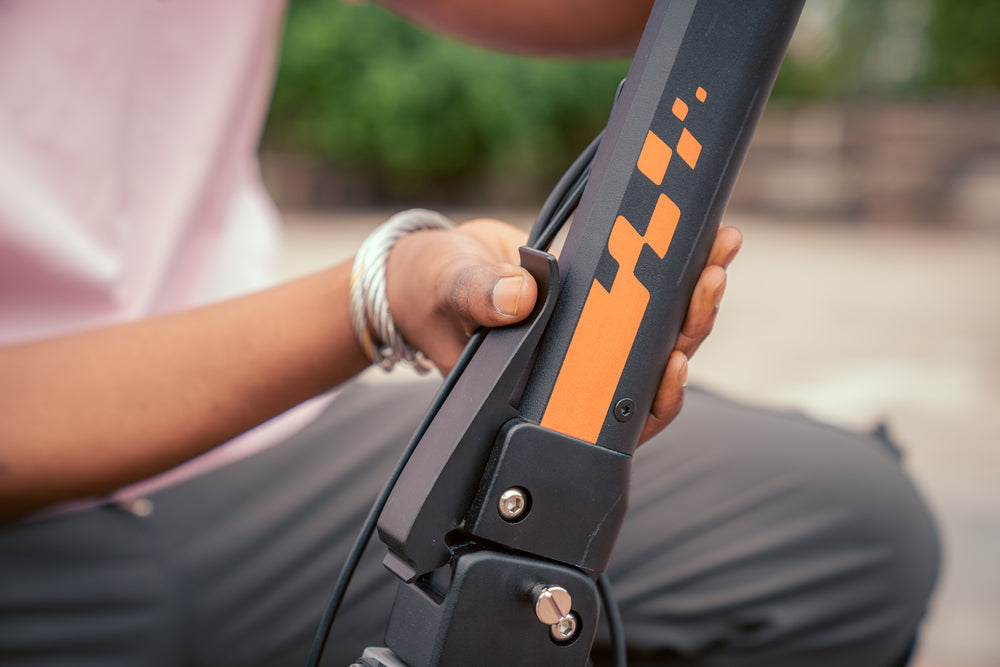 Skládací elektrická koloběžka Kukirin G2, motor 800 W, baterie 48 V, 15 Ah, pneumatiky 10 palců, maximální rychlost 45 km/h, dojezd 55 km, dotykový displej, kotoučová brzda, 7 světelných signálů - černá