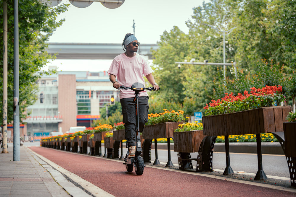 Skládací elektrická koloběžka Kukirin G2, motor 800 W, baterie 48 V, 15 Ah, pneumatiky 10 palců, maximální rychlost 45 km/h, dojezd 55 km, dotykový displej, kotoučová brzda, 7 světelných signálů - černá