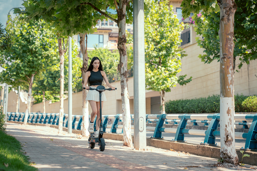 Skládací elektrická koloběžka Kukirin G2, motor 800 W, baterie 48 V, 15 Ah, pneumatiky 10 palců, maximální rychlost 45 km/h, dojezd 55 km, dotykový displej, kotoučová brzda, 7 světelných signálů - černá