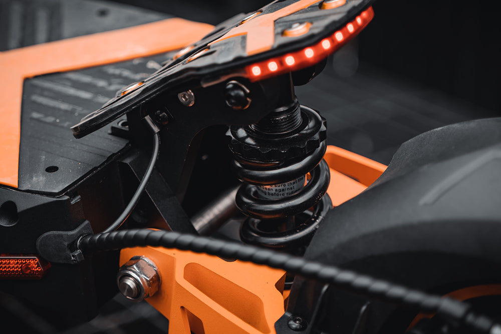 Elektrická koloběžka KuKirin G2 Max, 10palcové terénní pneumatiky, motor 1000 W, maximální rychlost 55 km/h, baterie 48 V 20 Ah, dojezd 80 km, maximální zatížení 120 kg, odnímatelné sedadlo, nastavitelná výška