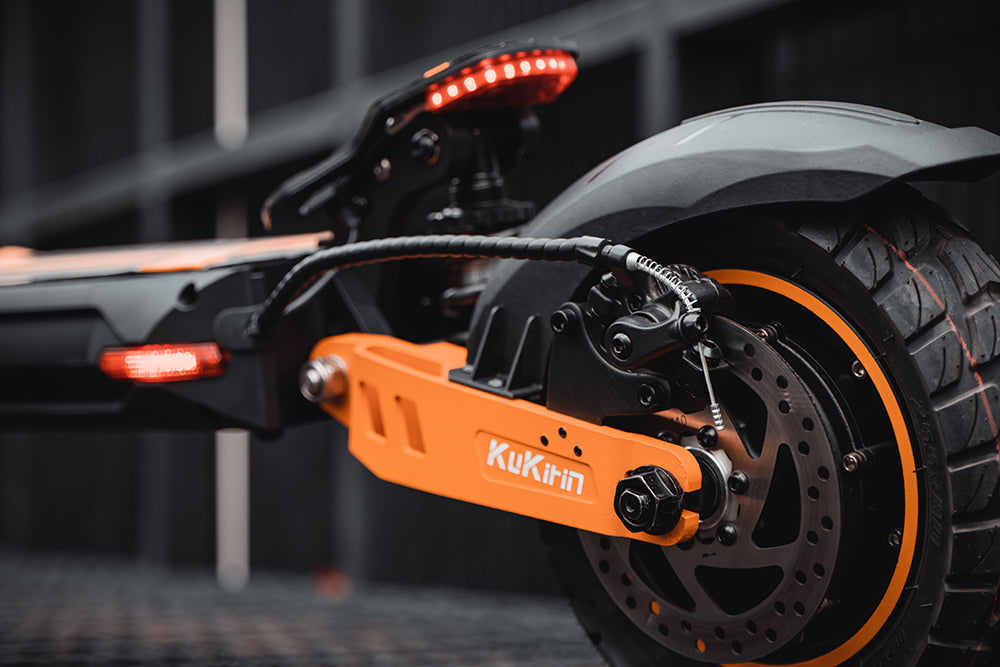 Elektrická koloběžka KuKirin G2 Max, 10palcové terénní pneumatiky, motor 1000 W, maximální rychlost 55 km/h, baterie 48 V 20 Ah, dojezd 80 km, maximální zatížení 120 kg, odnímatelné sedadlo, nastavitelná výška