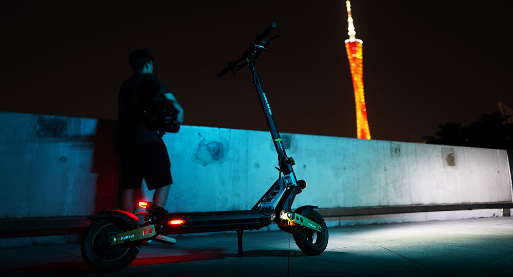 Elektrická koloběžka KuKirin G2 Max, 10palcové terénní pneumatiky, motor 1000 W, maximální rychlost 55 km/h, baterie 48 V 20 Ah, dojezd 80 km, maximální zatížení 120 kg, odnímatelné sedadlo, nastavitelná výška