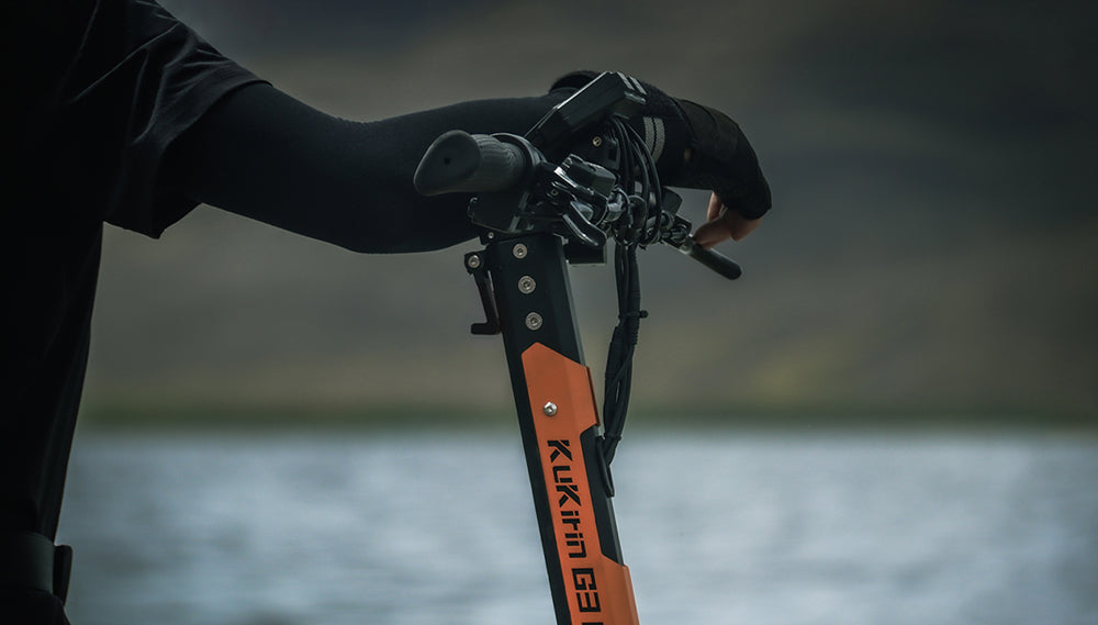 KuKirin G3 Pro 2024 verze 1200W*2 motor terénní elektrická koloběžka 10palcové pneumatiky 52V 23,2Ah vyměnitelná baterie dojezd 80 km maximální rychlost 65 km/h dvojitý hydraulický tlumič nárazů vodotěsnost IP54 dvojitá hydraulická brzda