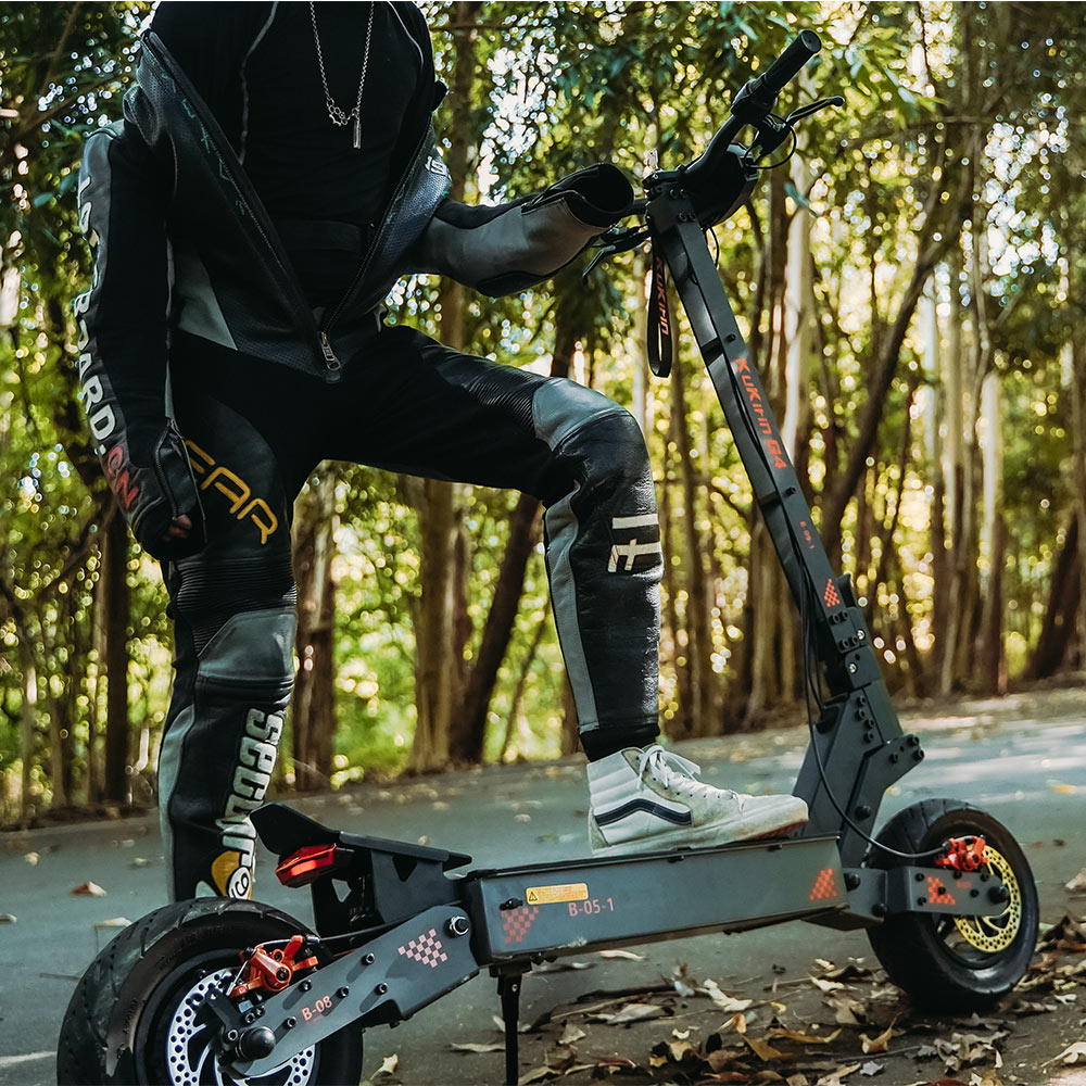 Terénní elektrická koloběžka KuKirin G4 s motorem 2000 W, baterií 60 V 20 Ah, dojezdem až 75 km, maximální rychlostí 70 km/h, šířkou 11 palců, vakuovým ukazatelem směru v pneumatikách, velkým dotykovým LED displejem, vodotěsností IP54