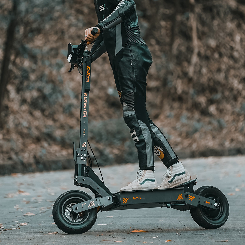 Terénní elektrická koloběžka KuKirin G4 s motorem 2000 W, baterií 60 V 20 Ah, dojezdem až 75 km, maximální rychlostí 70 km/h, šířkou 11 palců, vakuovým ukazatelem směru v pneumatikách, velkým dotykovým LED displejem, vodotěsností IP54