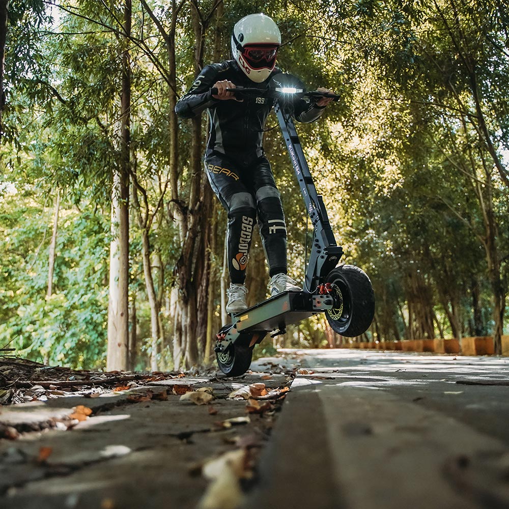 Terénní elektrická koloběžka KuKirin G4 s motorem 2000 W, baterií 60 V 20 Ah, dojezdem až 75 km, maximální rychlostí 70 km/h, šířkou 11 palců, vakuovým ukazatelem směru v pneumatikách, velkým dotykovým LED displejem, vodotěsností IP54