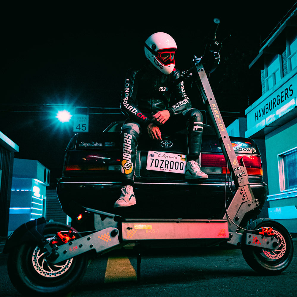 Terénní elektrická koloběžka KuKirin G4 s motorem 2000 W, baterií 60 V 20 Ah, dojezdem až 75 km, maximální rychlostí 70 km/h, šířkou 11 palců, vakuovým ukazatelem směru v pneumatikách, velkým dotykovým LED displejem, vodotěsností IP54