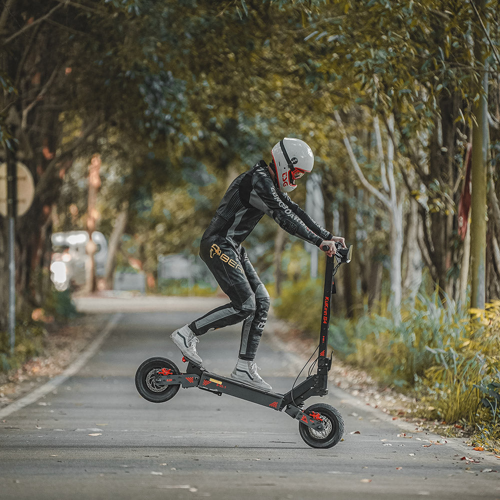 Terénní elektrická koloběžka KuKirin G4 s motorem 2000 W, baterií 60 V 20 Ah, dojezdem až 75 km, maximální rychlostí 70 km/h, šířkou 11 palců, vakuovým ukazatelem směru v pneumatikách, velkým dotykovým LED displejem, vodotěsností IP54