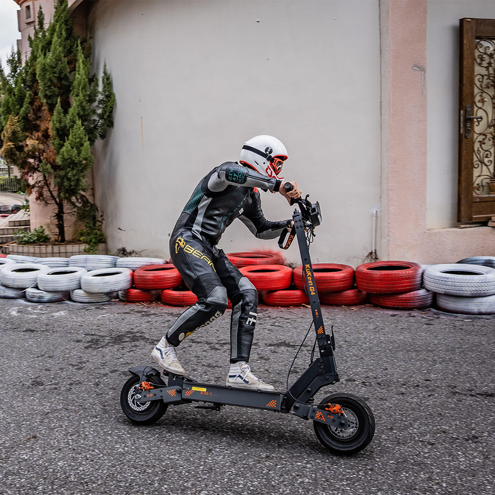 Terénní elektrická koloběžka KuKirin G4 s motorem 2000 W, baterií 60 V 20 Ah, dojezdem až 75 km, maximální rychlostí 70 km/h, šířkou 11 palců, vakuovým ukazatelem směru v pneumatikách, velkým dotykovým LED displejem, vodotěsností IP54