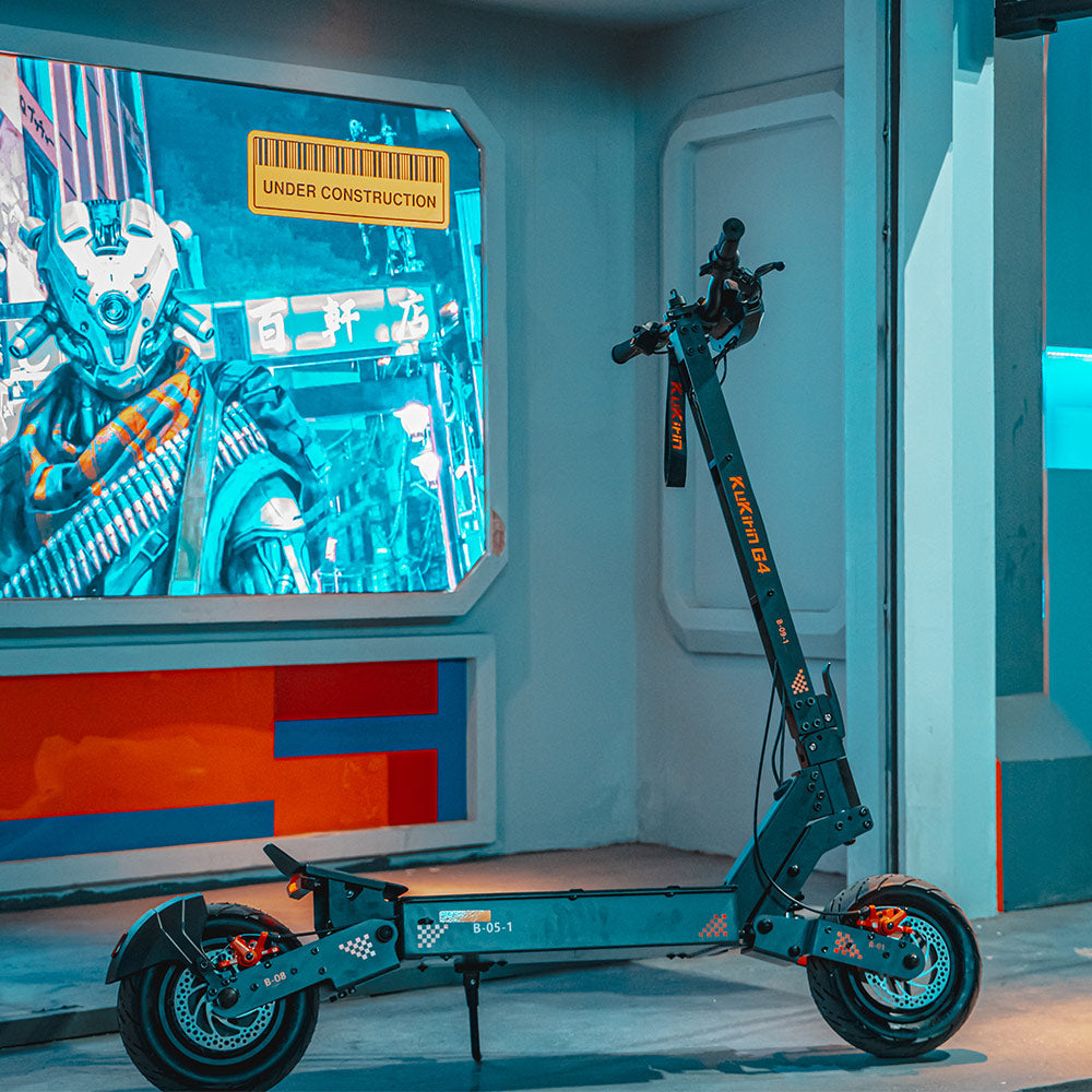 Terénní elektrická koloběžka KuKirin G4 s motorem 2000 W, baterií 60 V 20 Ah, dojezdem až 75 km, maximální rychlostí 70 km/h, šířkou 11 palců, vakuovým ukazatelem směru v pneumatikách, velkým dotykovým LED displejem, vodotěsností IP54