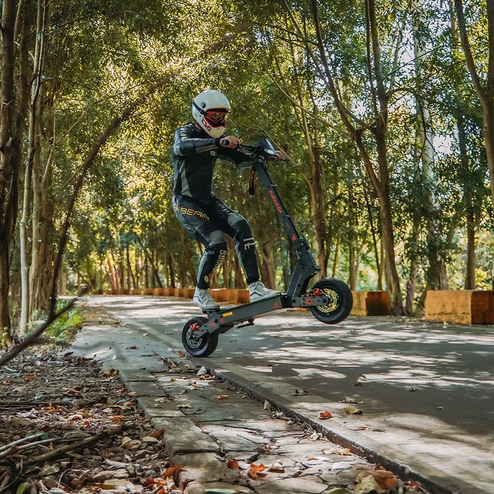 Terénní elektrická koloběžka KuKirin G4 s motorem 2000 W, baterií 60 V 20 Ah, dojezdem až 75 km, maximální rychlostí 70 km/h, šířkou 11 palců, vakuovým ukazatelem směru v pneumatikách, velkým dotykovým LED displejem, vodotěsností IP54