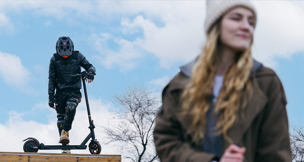 Skládací elektrická koloběžka KuKirin S1 Max, motor 350 W, baterie 36 V 10,4 Ah, 8palcové pneumatiky, zadní světlo, dojezd 39 km, tlumení nárazů pružinou, velký displej, sklon 15 stupňů, vodotěsnost IP54, bezpečnostní skládací přezka