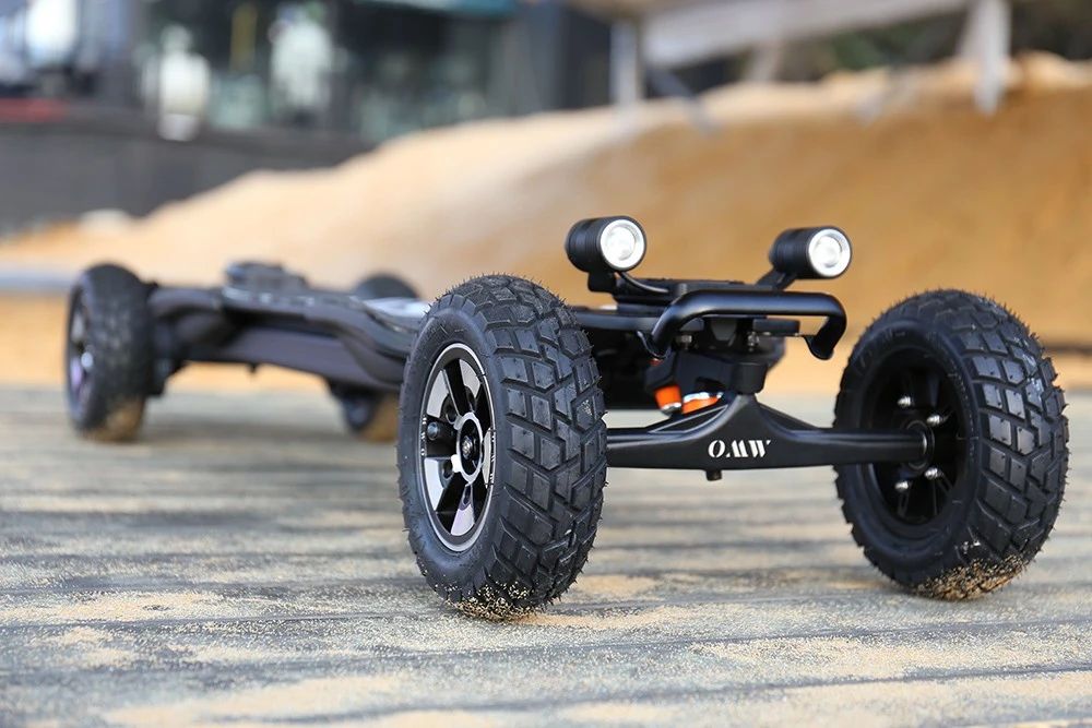 Elektrický skateboard OMW Cavalry, maximální výkon 3500 W, baterie 43,2 V 20 Ah, maximální rychlost 60 km/h, dojezd 55 km