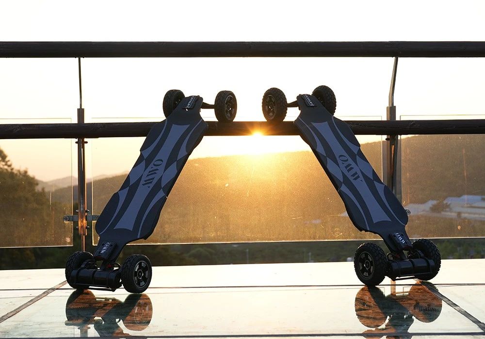 Elektrický skateboard OMW Cavalry, maximální výkon 3500 W, baterie 43,2 V 20 Ah, maximální rychlost 60 km/h, dojezd 55 km