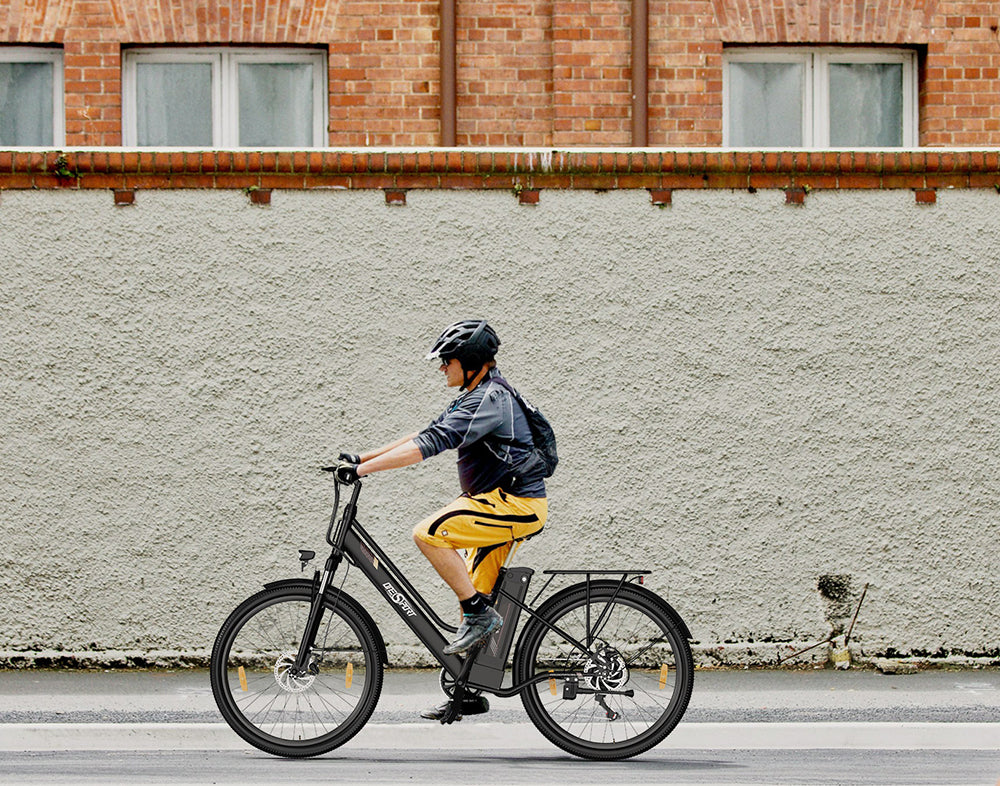 Městské elektrické kolo ONESPORT OT18, pneumatiky 26*2,35 palce, motor 250 W, rychlost 25 km/h, 36 V 14,4 Ah velká baterie, dojezd až 100 km, 7stupňová převodovka Shimano, přední tlumící vidlice, stoupání 25 stupňů, Bluetooth aplikace - černá