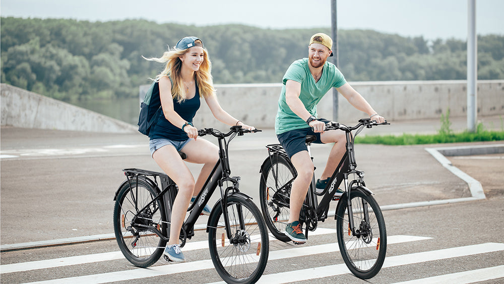 Městské elektrické kolo ONESPORT OT18, pneumatiky 26*2,35 palce, motor 250 W, rychlost 25 km/h, 36 V 14,4 Ah velká baterie, dojezd až 100 km, 7stupňová převodovka Shimano, přední tlumící vidlice, stoupání 25 stupňů, Bluetooth aplikace - černá