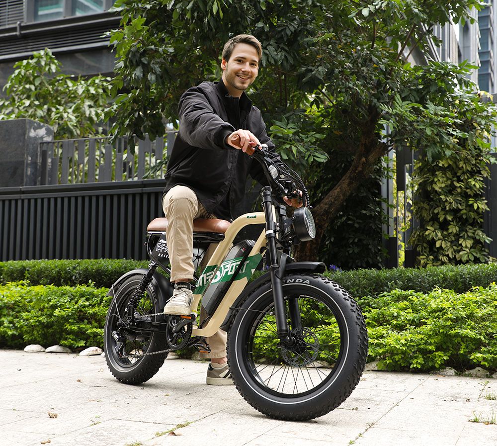 Elektrokolo ONESPORT W66, motor 500 W, baterie 48 V 13,5 Ah, pneumatiky 20 x 4,0 palce, maximální rychlost 25 km/h, dojezd 100 km, přední a zadní hydraulické kotoučové brzdy, tlumící přední vidlice, 7stupňová převodovka